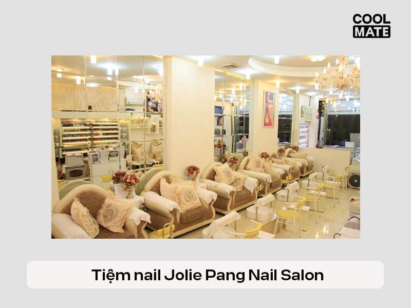 Khu vực làm móng tại Jolie Pang Nail Salon với dụng cụ sạch sẽ và không gian rộng rãi