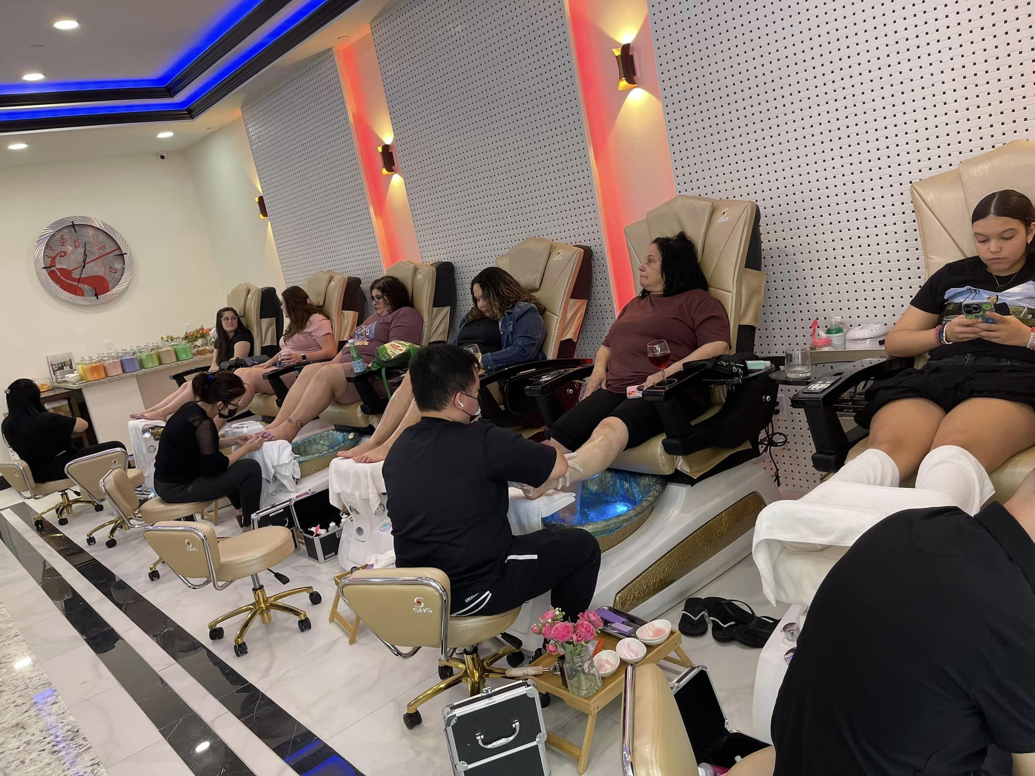 Khung cảnh tiệm nail hiện đại với khách hàng và thợ, tái hiện hình ảnh nghề làm nail năng động