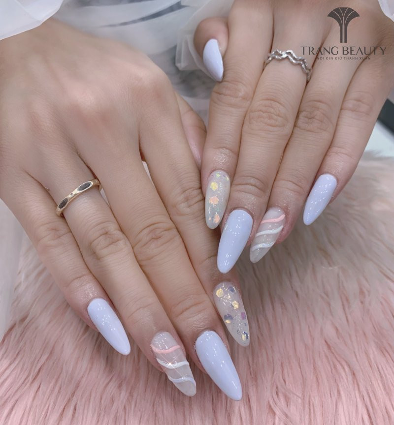 Kiểu móng tay Hàn Quốc Chunky Glitter với kim tuyến đa sắc trên nền trong suốt, tạo hiệu ứng cầu vồng rực rỡ.