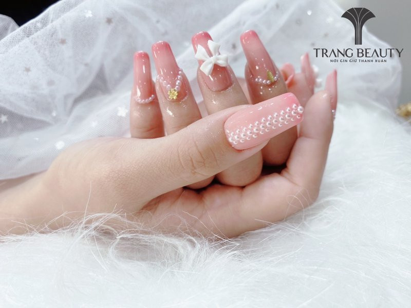 Kiểu móng tay Hàn Quốc dễ thương với hình chú thỏ trắng trên nền xanh mint nhẹ nhàng.