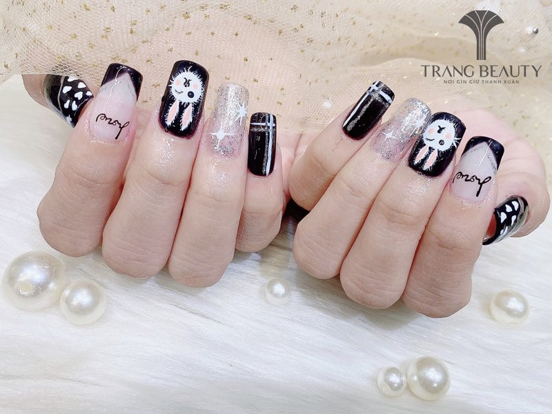 Kiểu móng tay Hàn Quốc đính ngôi sao và hình mặt trăng nhỏ xinh trên nền nude, mang vẻ đẹp lãng mạn.