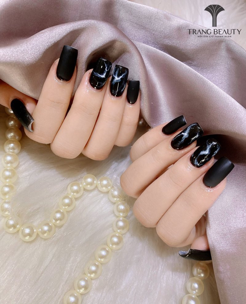 Kiểu móng tay Hàn Quốc hiệu ứng màu nước với các dải màu pastel hòa quyện, tạo vẻ đẹp nghệ thuật và độc đáo.