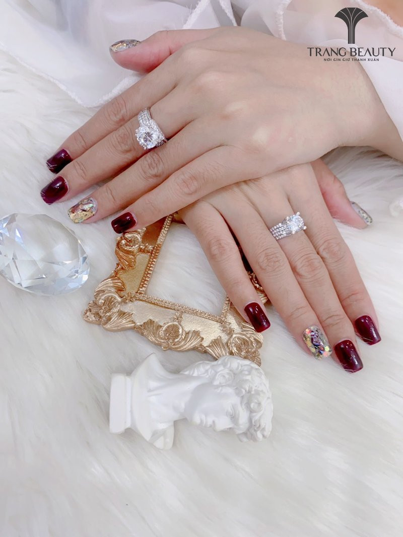 Kiểu móng tay Hàn Quốc màu son hồng đất pha tím nhẹ, mang đến vẻ đẹp độc đáo và cá tính.