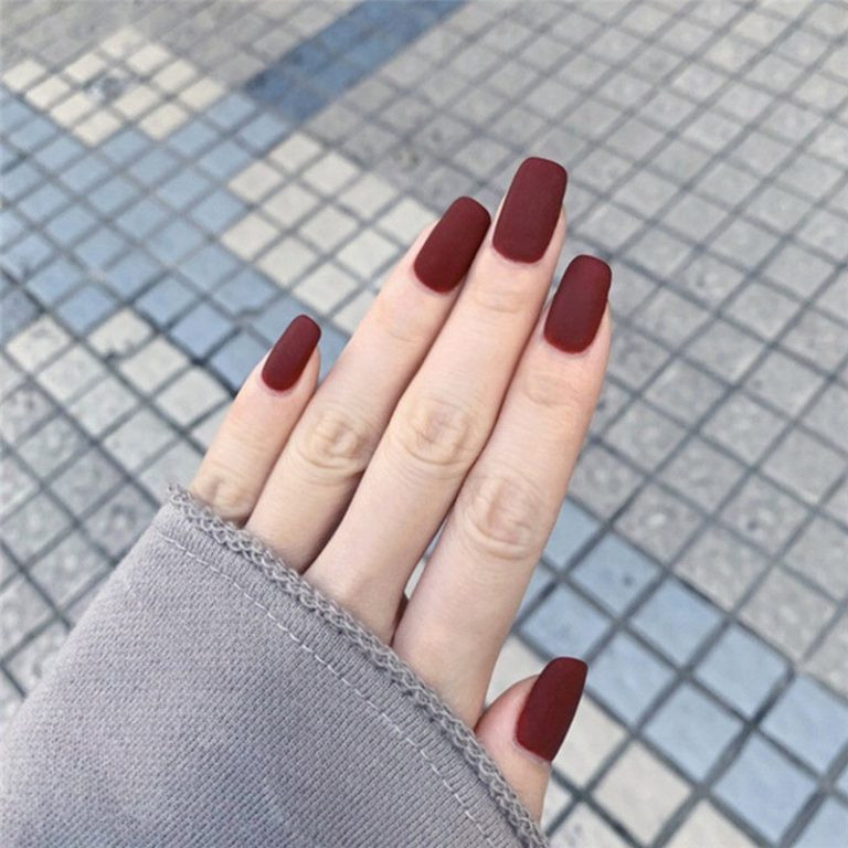 Kiểu móng tay màu đỏ mận sang trọng