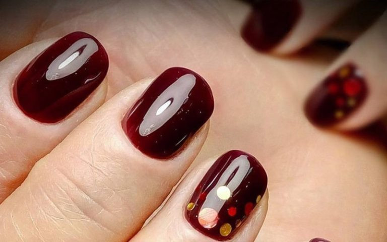 Kiểu móng tay màu đỏ nâu kèm nhũ