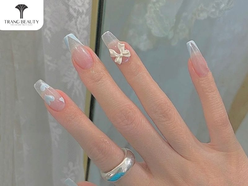 Kiểu móng tay nơ đơn giản trên nền móng trong suốt thanh lịch