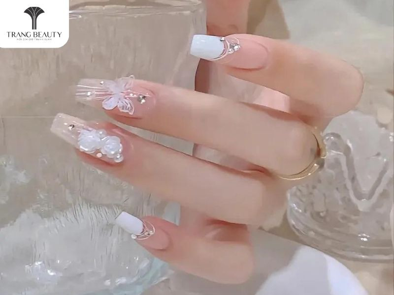 Kiểu móng tay nơ trong suốt thanh lịch phù hợp với cô dâu