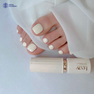 Kiểu nail chân màu trắng kem đơn giản nhưng tinh tế
