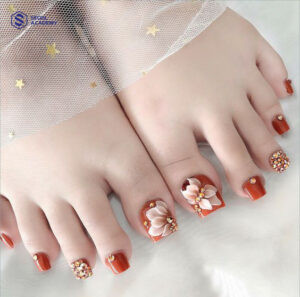 Kiểu sơn móng chân màu cam đất mix họa tiết hoa nổi