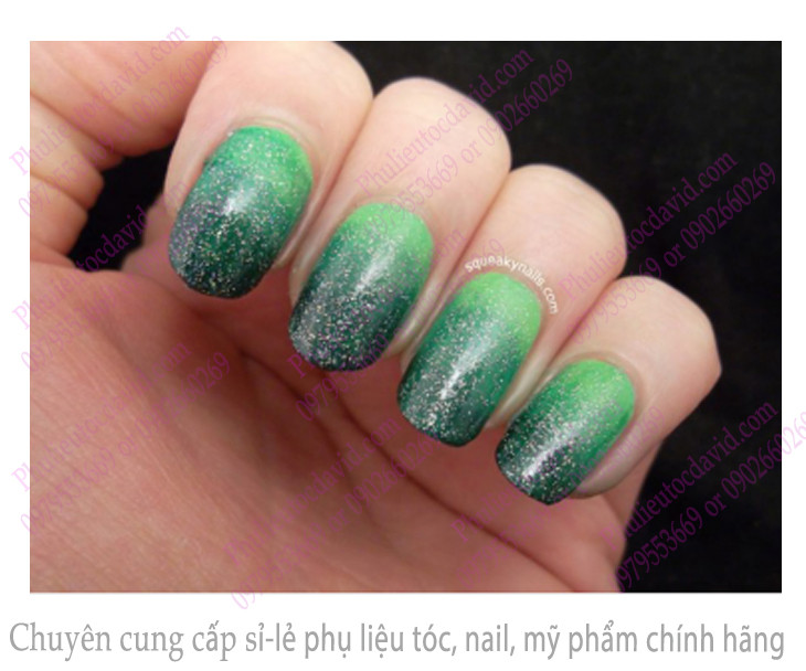 Kiểu sơn móng tay màu xanh ngọc lục bảo ombré lấp lánh