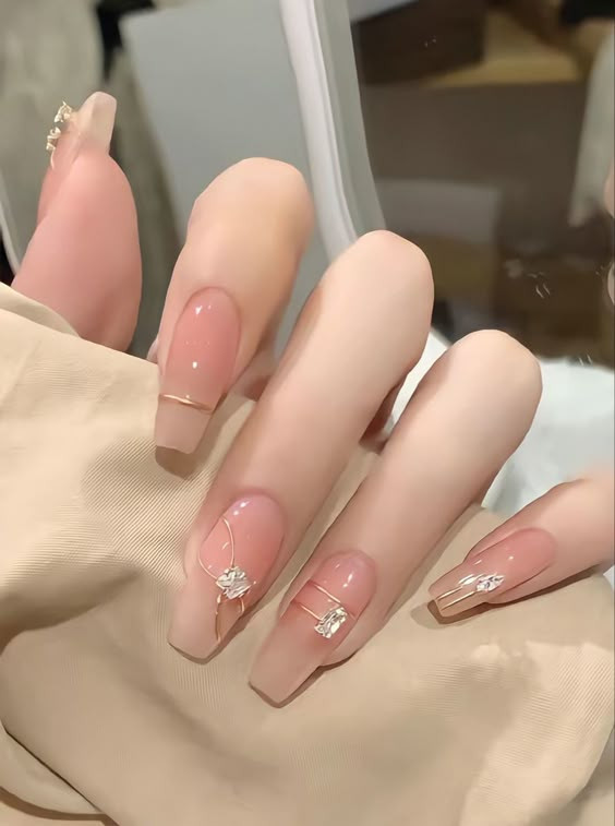 Kỹ thuật dũa móng tay hình hạnh nhân chuẩn đẹp cho phái nữ