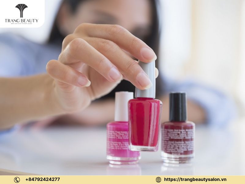 Làm ấm lọ sơn để sơn đều màu và tránh vón cục, bí quyết cho người mới học sơn móng