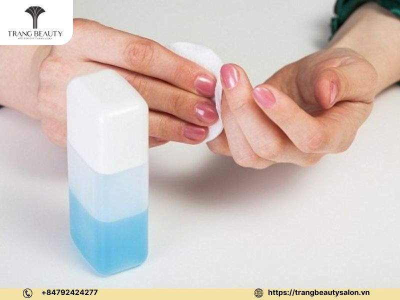 Làm sạch các vết lem bằng bông tẩm cồn sau khi sơn móng