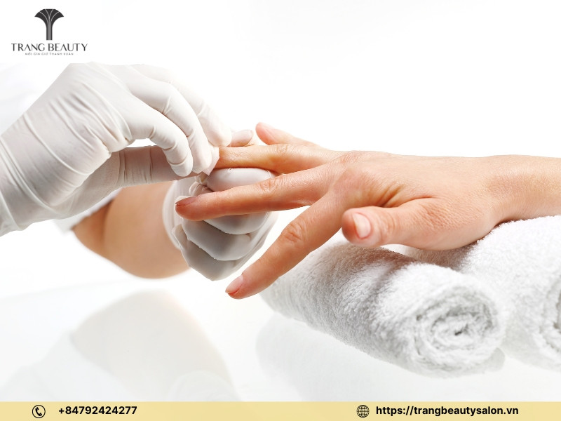 Làm sạch lớp sơn còn dính sau khi hoàn tất quy trình sơn móng tay gel