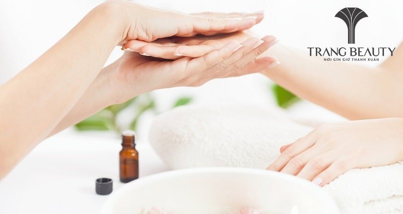 Làm sạch móng tay cẩn thận để loại bỏ dầu và bụi, giúp lớp sơn bám chặt hơn, là bước quan trọng khi làm mẫu móng tay Hàn Quốc.