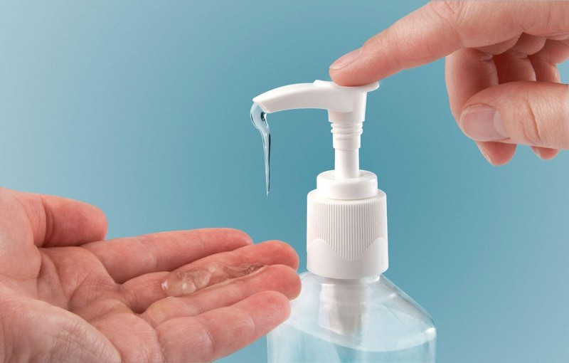 Làm sạch móng thật kỹ trước khi vẽ móng tay dễ thương