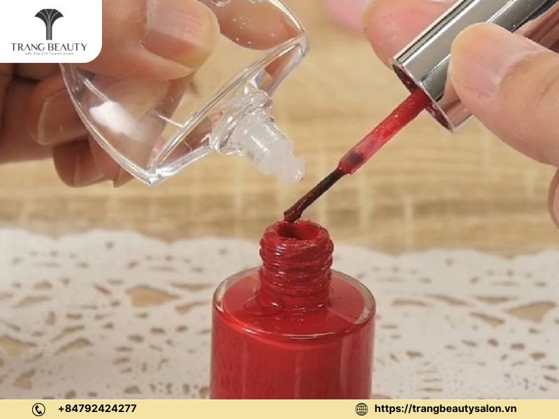 Lăn nhẹ nhàng để sơn tan đều màu, mẹo khắc phục sơn vón cục cho người mới học