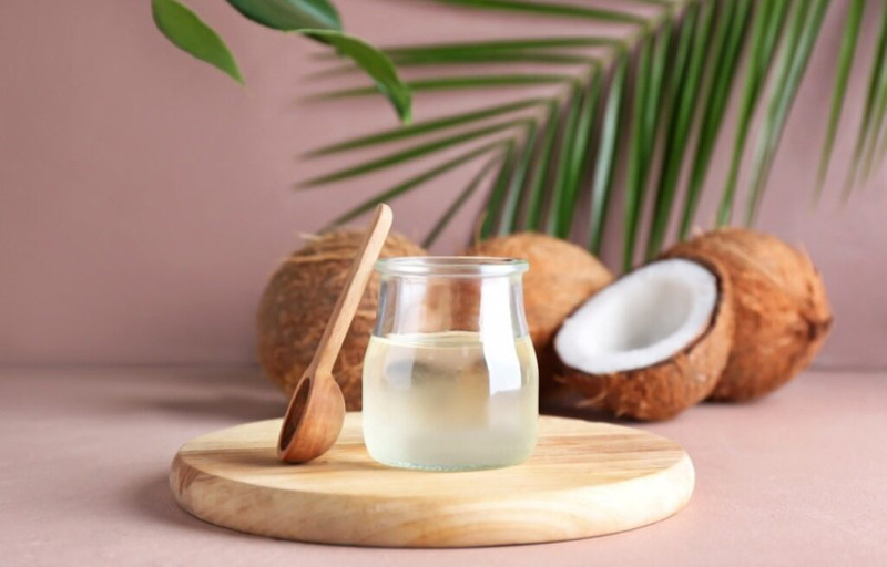 Lọ dầu dừa nguyên chất, bí quyết tự nhiên nuôi dưỡng móng tay và da quanh móng.