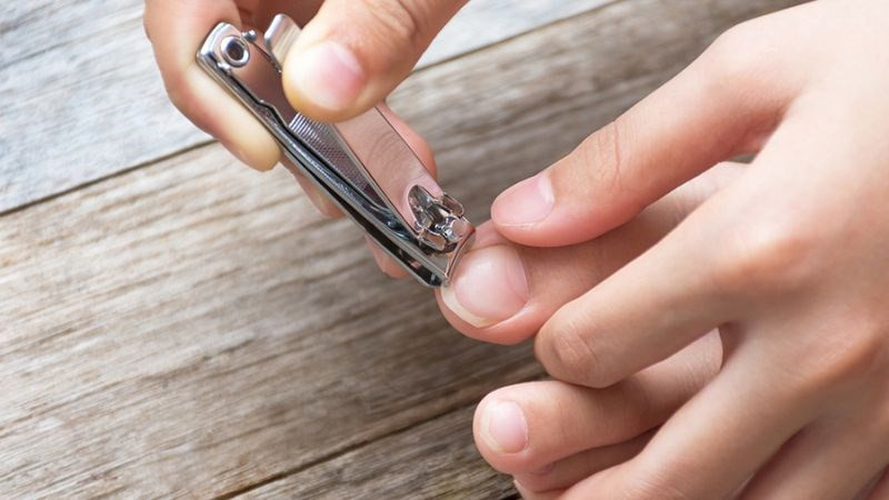 Loại bỏ da chết giúp thúc đẩy quá trình dưỡng móng chân và mọc móng mới