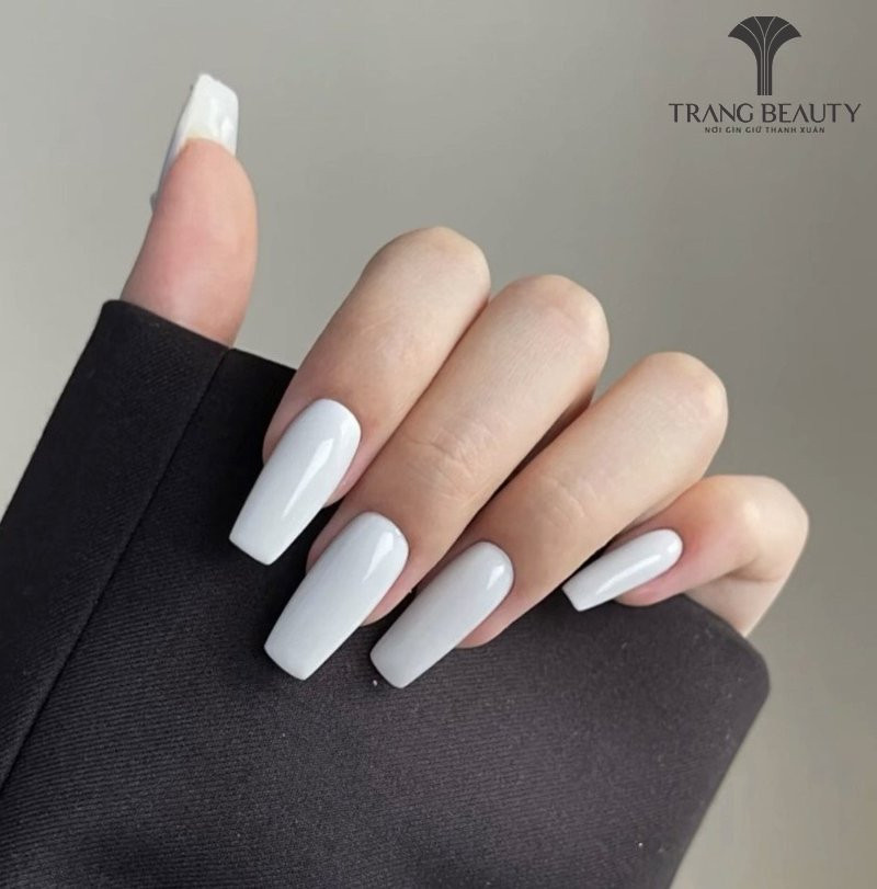 Lớp nền đơn sắc phù hợp cho người mới bắt đầu tự tạo mẫu móng tay Hàn Quốc tại nhà.