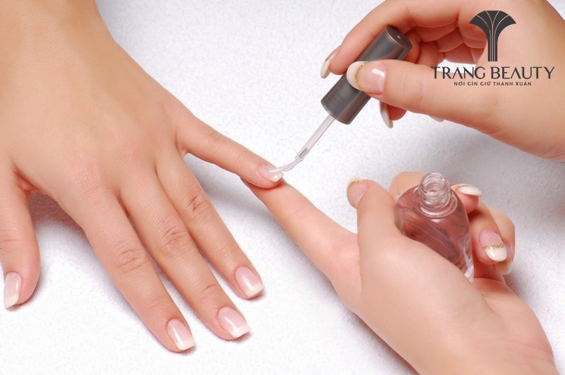 Lớp phủ bóng (top coat) giúp mẫu móng tay Hàn Quốc bền màu và sáng bóng hơn, tăng cường độ bảo vệ cho lớp sơn.