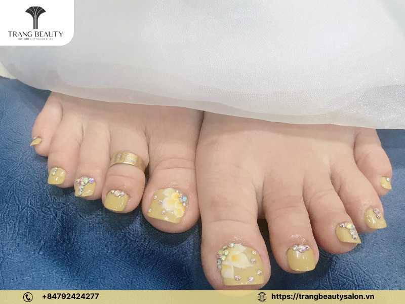 Lựa chọn màu sơn phù hợp cho mẫu móng chân vuông đẹp