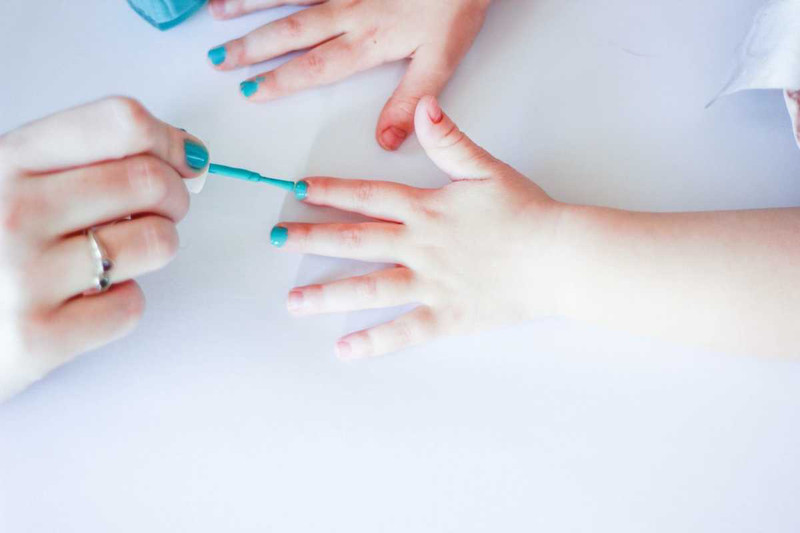 Lựa chọn sơn móng tay trẻ em an toàn: Gốc nước và hữu cơ
