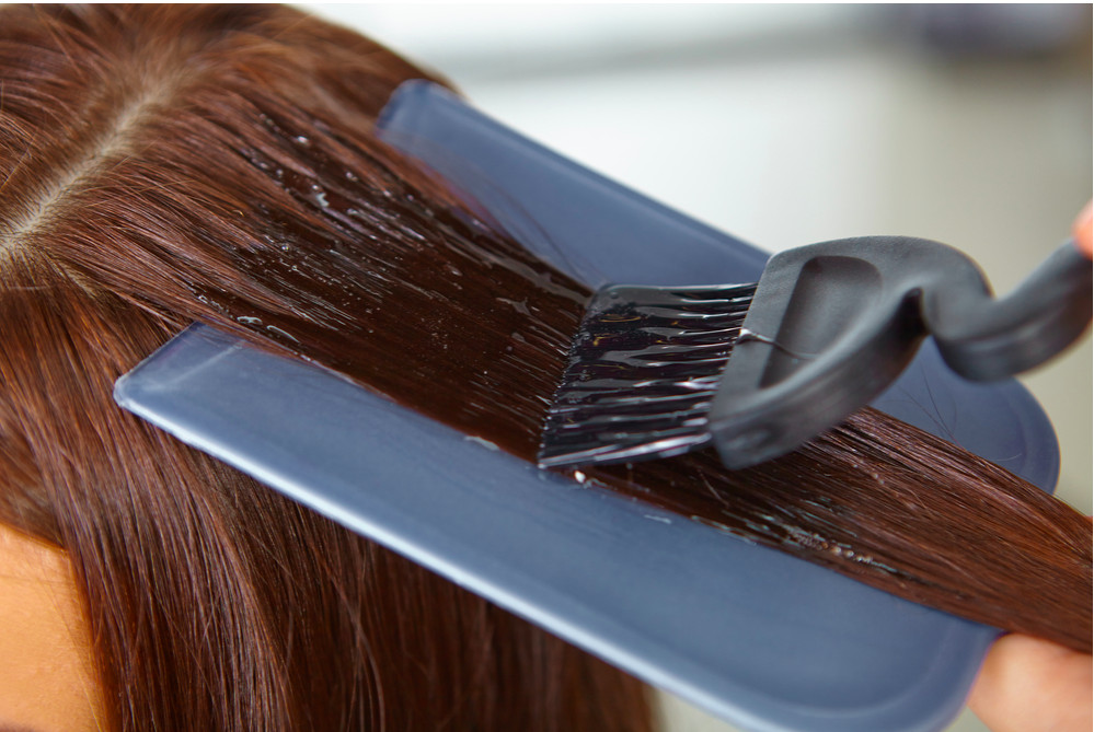 Mang găng tay bảo vệ móng tay khỏi thuốc nhuộm tóc dính vào móng tay khi nhuộm