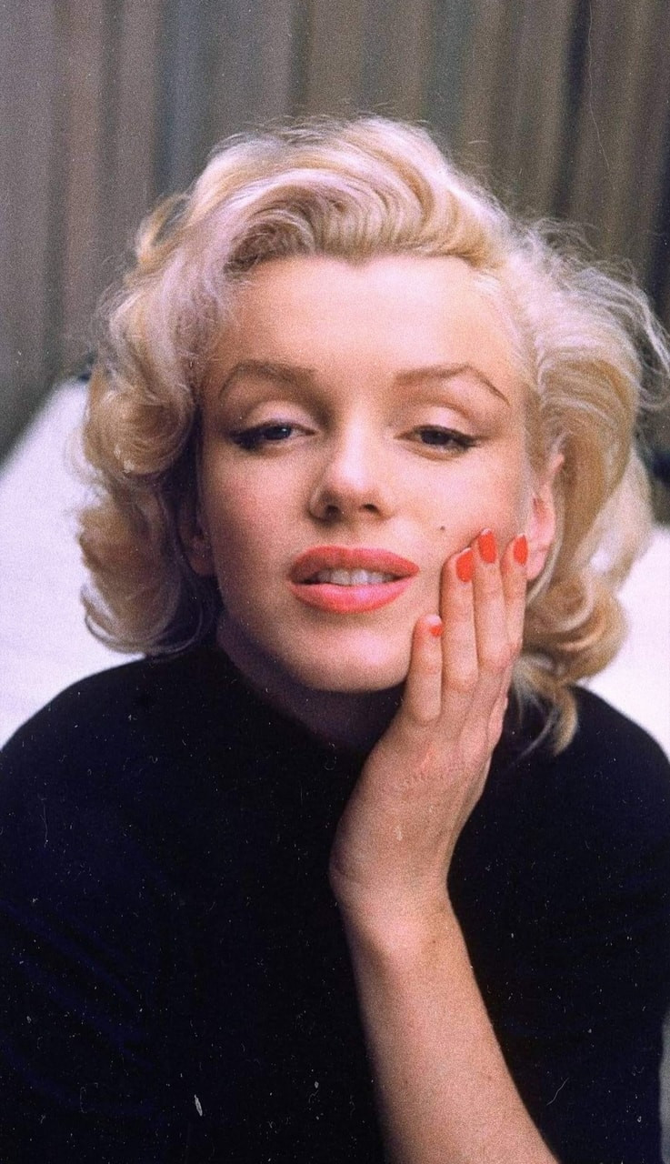 Marilyn Monroe với vẻ đẹp huyền thoại cùng móng tay sơn đỏ quyến rũ