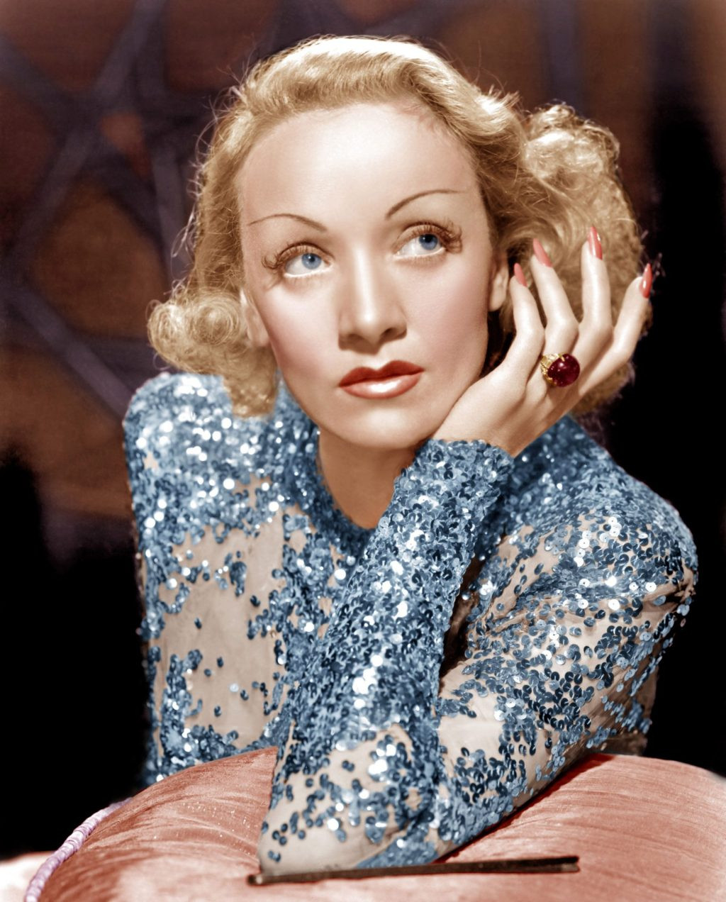 Marlene Dietrich với móng tay sơn đỏ hồng trong phim Angel (1937)