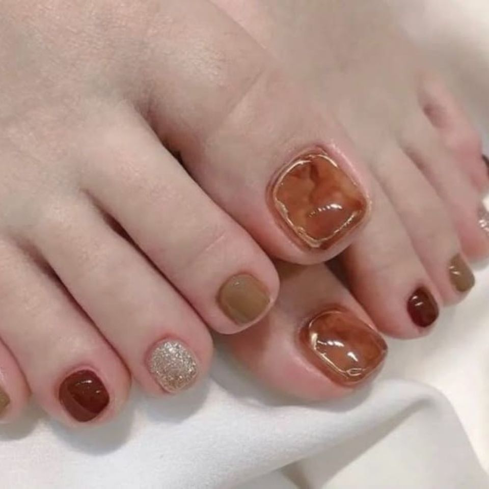 Màu cam đất là “chân ái” của các nàng da ngăm khi chọn móng chân đẹp sáng da