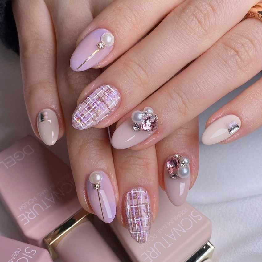 Mẫu đắp bột móng tay đơn giản cho cô dâu với xà cừ và đá nhỏ