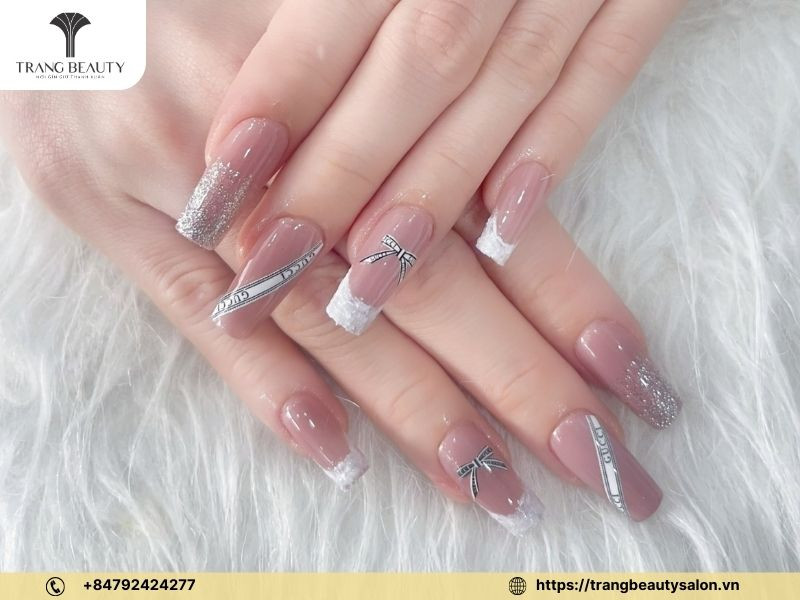 Màu gel móng tay hồng nhạt dịu dàng