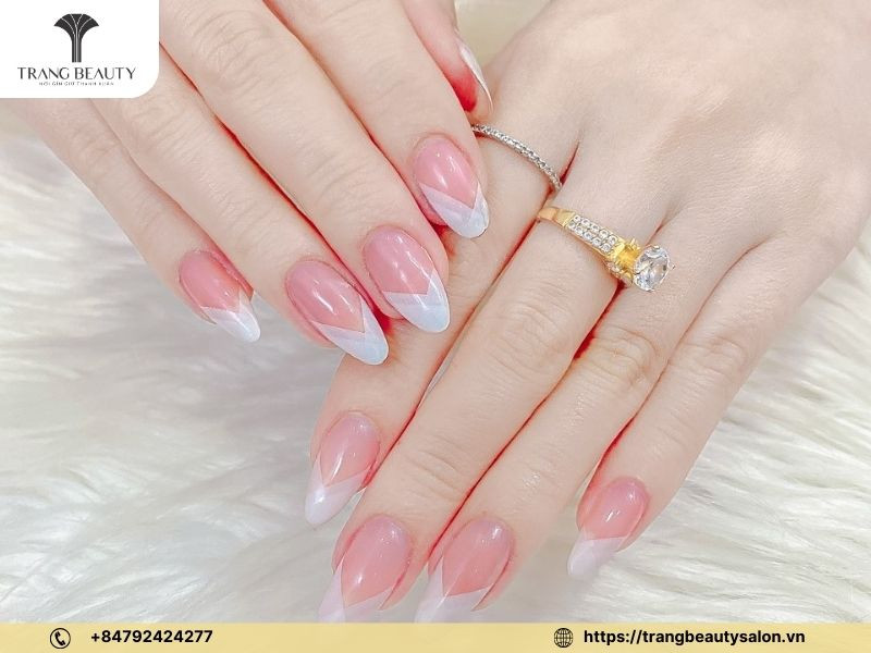 Màu gel móng tay nude thanh lịch