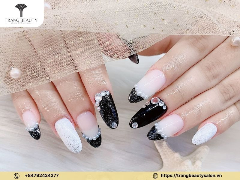 Màu gel móng tay phối đen trắng tinh tế