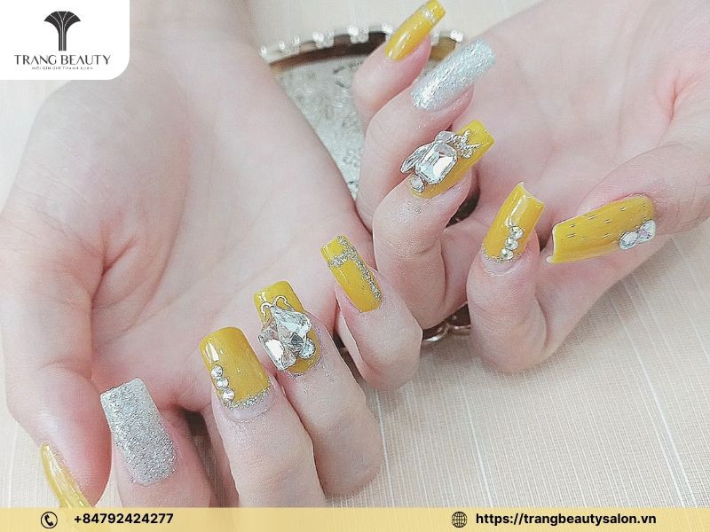 Màu gel móng tay vàng rực rỡ