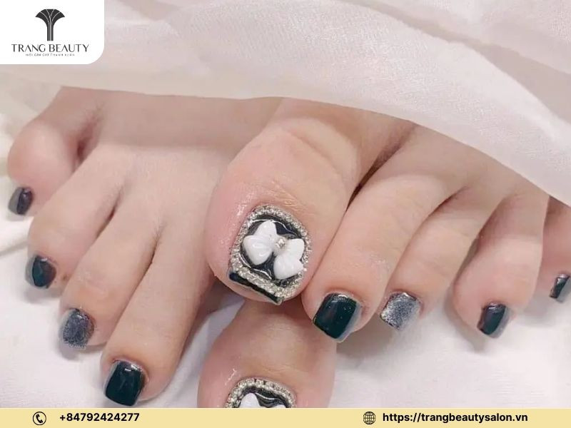Mẫu móng chân ẩn xà cừ đẹp đính đá siêu sang trọng trên nền đen