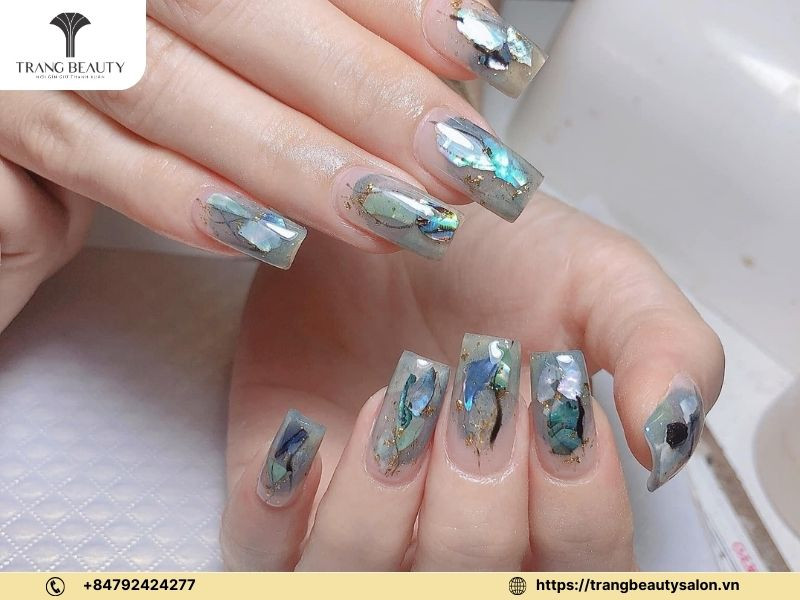 Mẫu móng chân ẩn xà cừ đẹp mắt với nhiều mảnh xà cừ lấp lánh trên nền màu pastel