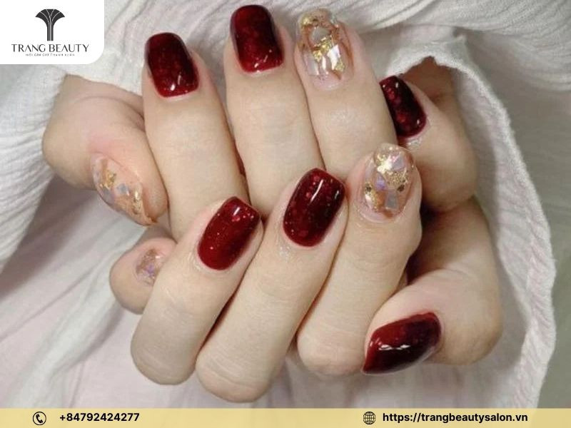 Mẫu móng chân ẩn xà cừ đỏ mang lại vẻ đẹp may mắn và cuốn hút
