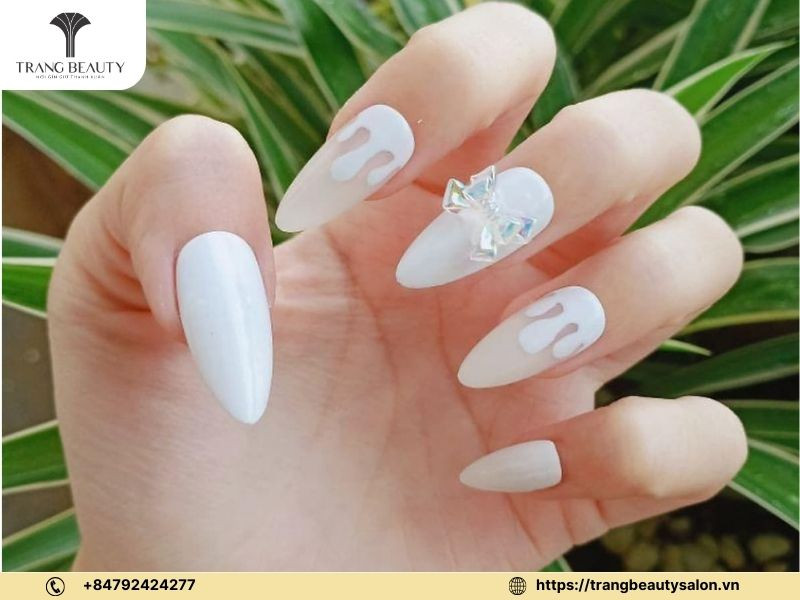 Mẫu móng chân ẩn xà cừ màu nude đơn giản, dễ phối nhiều phong cách