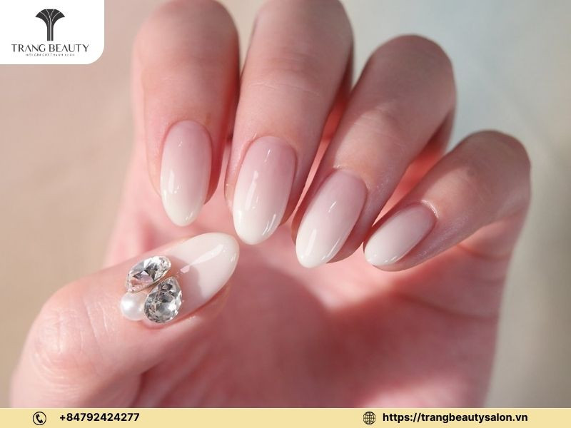 Mẫu móng chân ẩn xà cừ màu nude không bao giờ làm bạn thất vọng