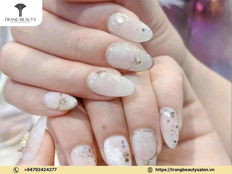 Mẫu móng chân ẩn xà cừ trắng đơn giản mà vẫn toát lên vẻ sang trọng