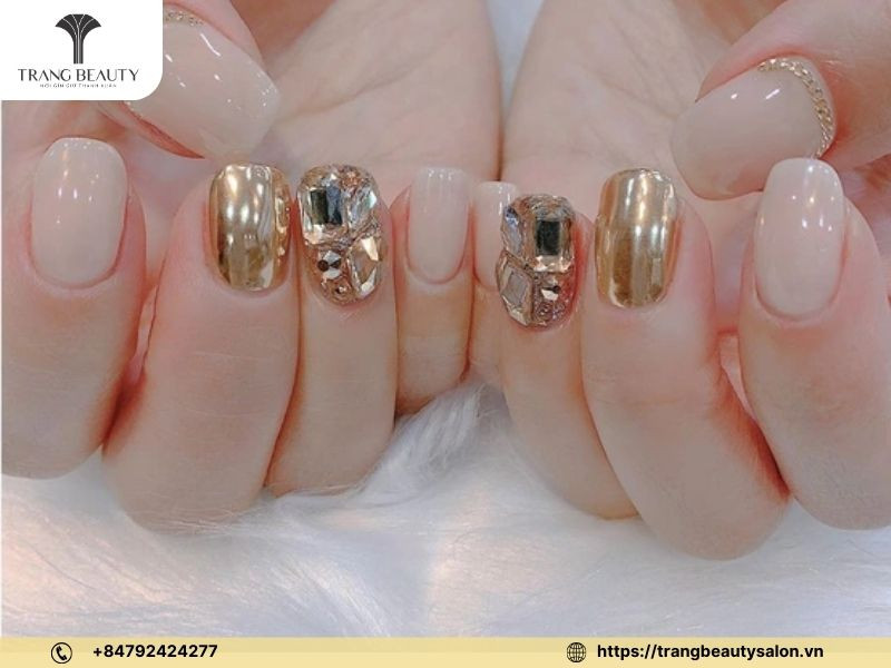 Mẫu móng chân ẩn xà cừ vàng kim phù hợp với phong cách thời trang sang trọng