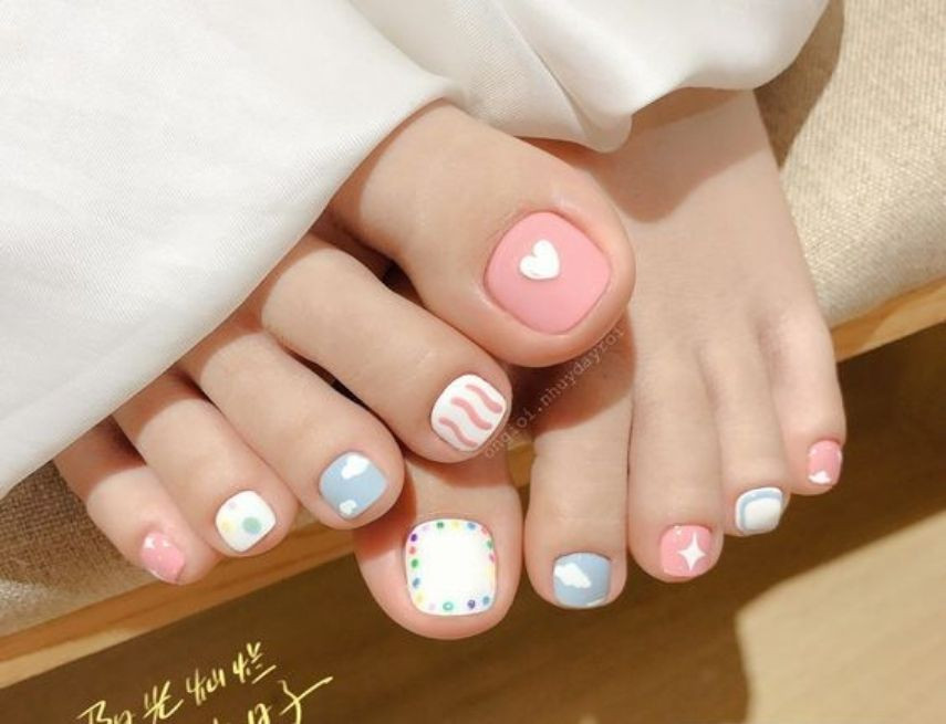 mẫu móng chân đẹp 2024 đi biển màu hồng pastel