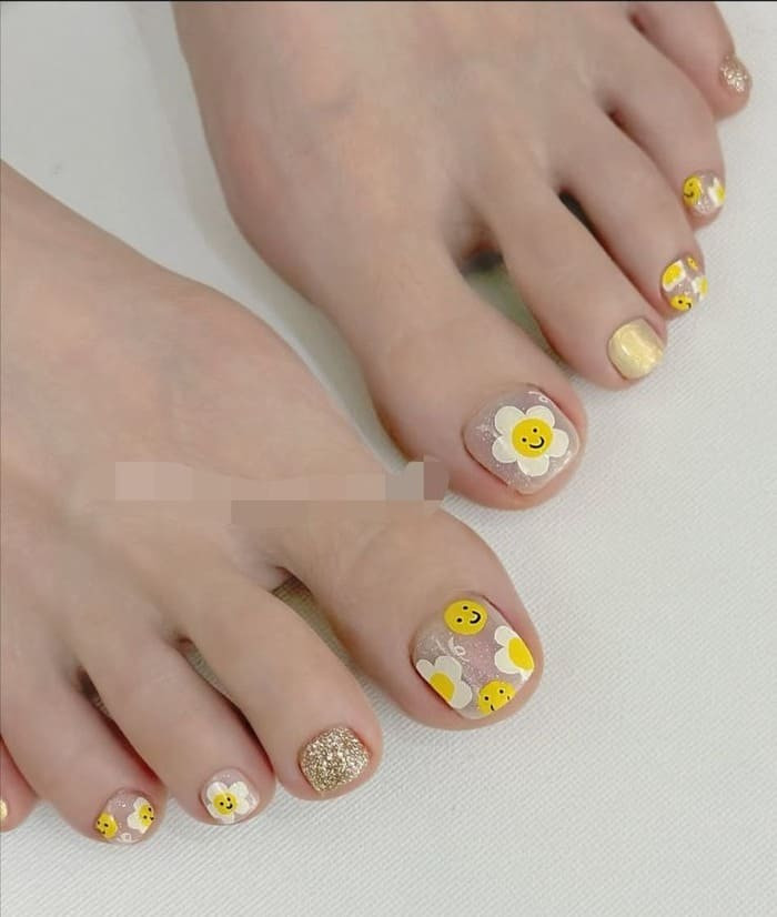 mẫu móng chân đẹp đi biển hoa văn tinh tế
