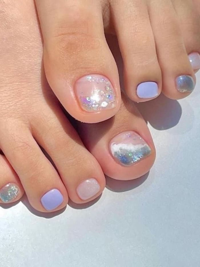 mẫu móng chân đẹp đi biển lấp lánh kim tuyến