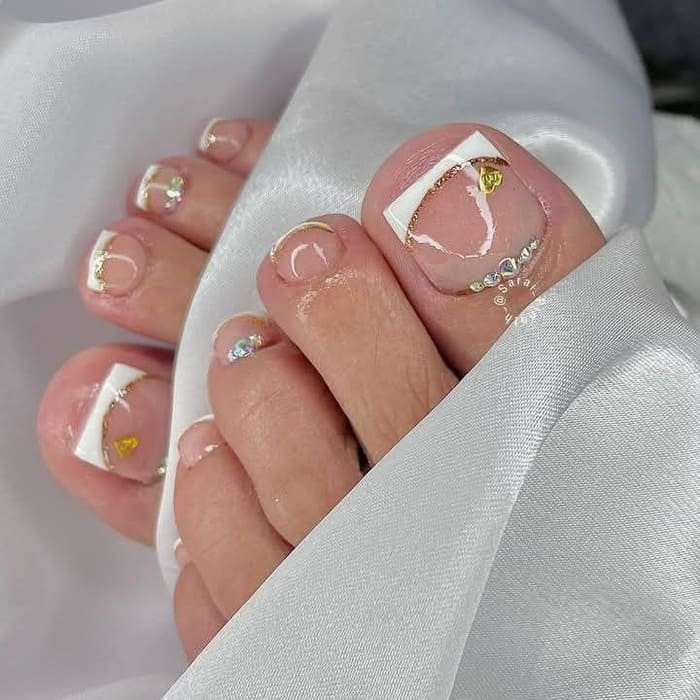 mẫu móng chân đẹp đi biển màu nude thanh lịch