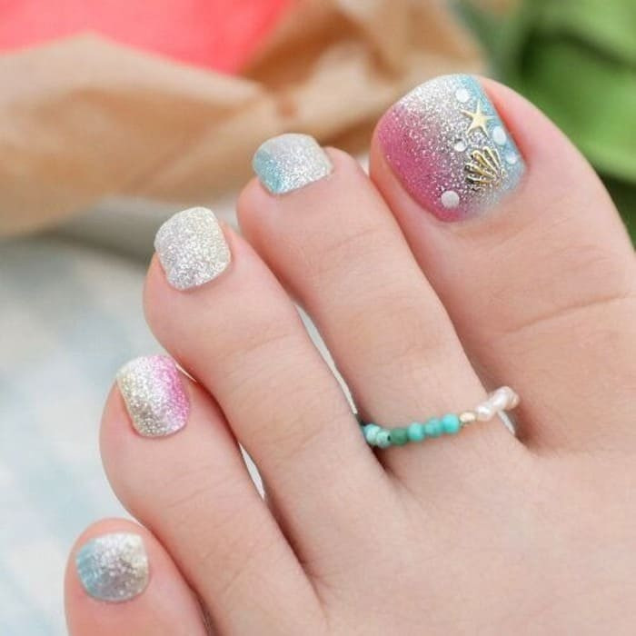 mẫu móng chân đẹp đi biển với họa tiết nhiệt đới rực rỡ
