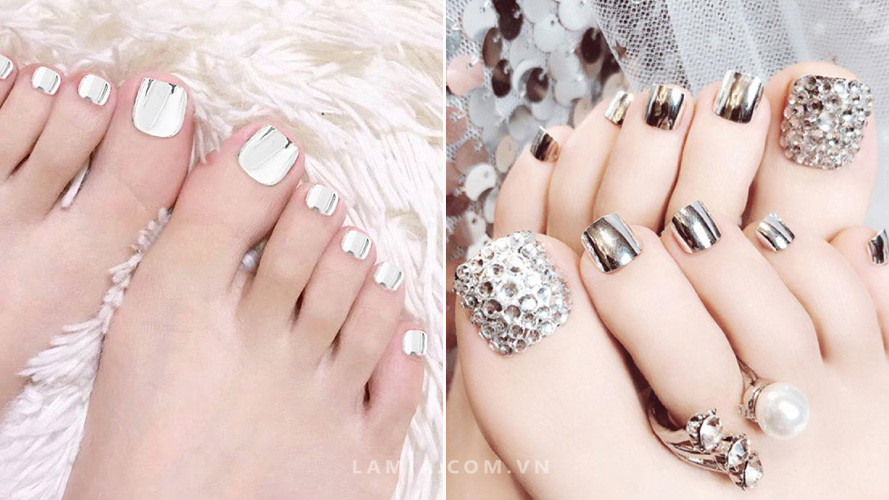 Mẫu móng chân đẹp màu metallic tráng gương, thể hiện sự sang trọng và đẳng cấp.