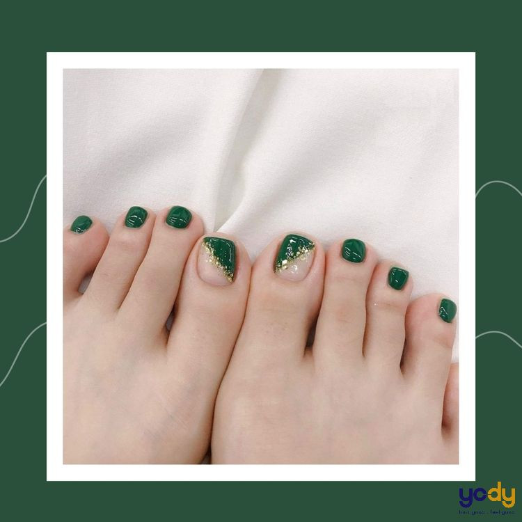 Mẫu móng chân đẹp màu xanh rêu nhẹ nhàng, tinh tế